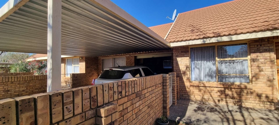 2 Bedroom Property for Sale in Langenhovenpark Free State